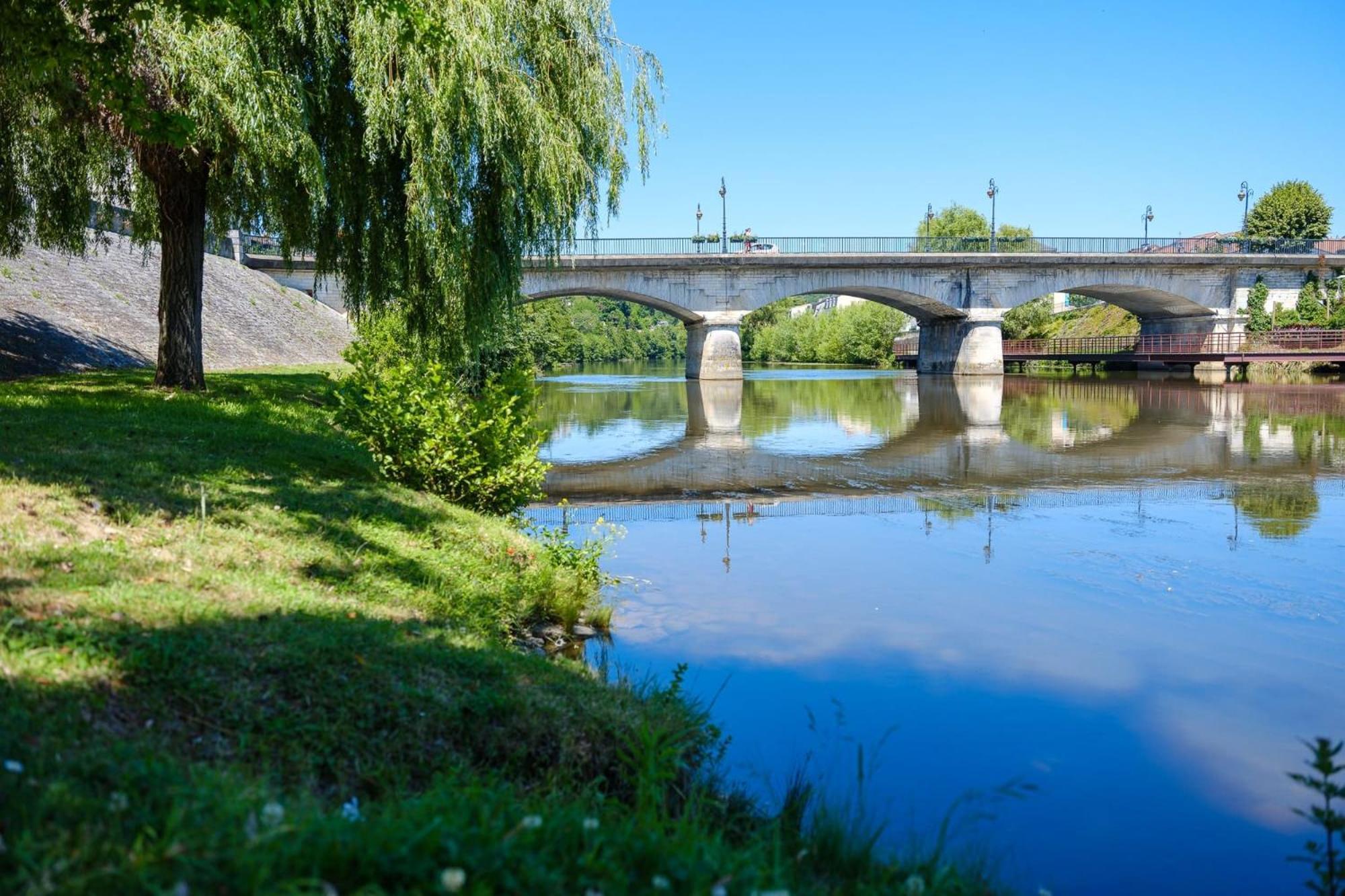 Le Maleville - Appartements De Standing Perigueux Bagian luar foto